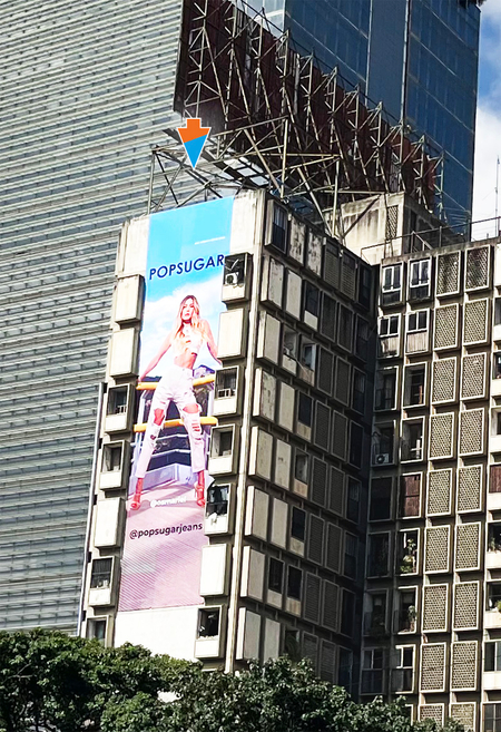 Valla de gran formato adosada en edificio